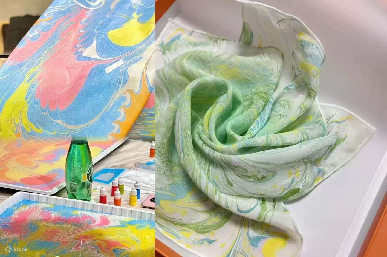 La fabrication des foulards en soie marbrée utilise le principe magique de la peinture sur eau. Elle consiste principalement à utiliser la tension superficielle de l'eau pour déposer des pigments spéciaux à la surface d'un milieu aqueux. Ces pigments s'ét
