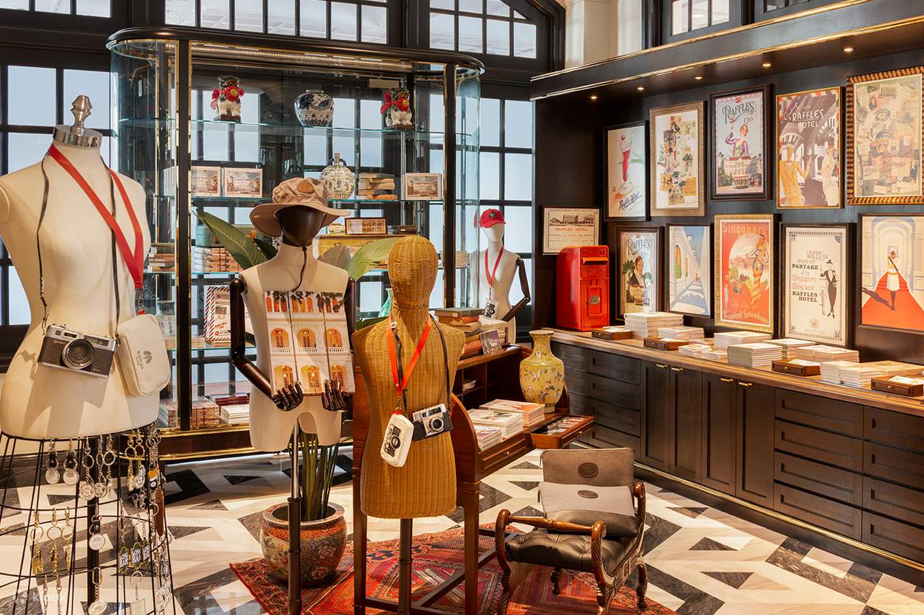 ก้าวเข้าสู่ร้านราฟเฟิลส์ บูติค (Raffles Boutique) และมาสัมผัสเรื่องราวประวัติศาสตร์ยุคอาณานิคมเก่าแก่ของสิงคโปร์กันได้เลย!