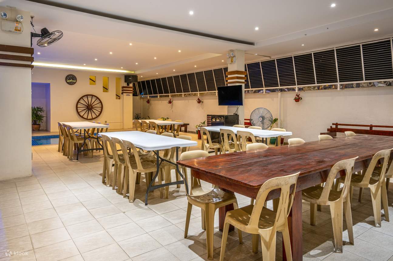 Уютная обеденная зона со столами, стульями и телевизором