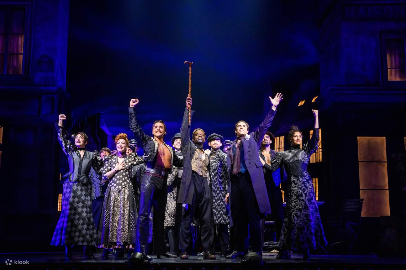 Un grupo de personas con las manos en alto