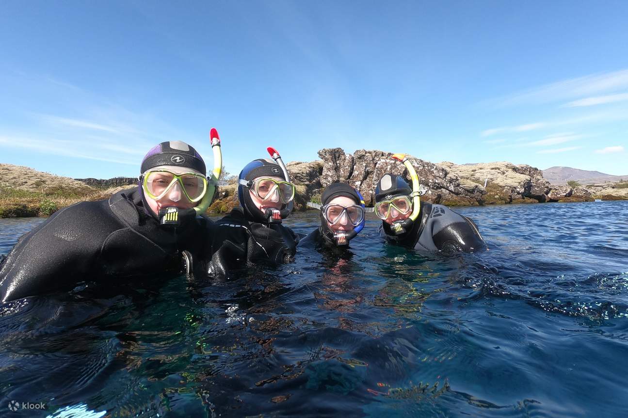 une photo de groupe de participants faisant de la plongée avec tuba à Silfra