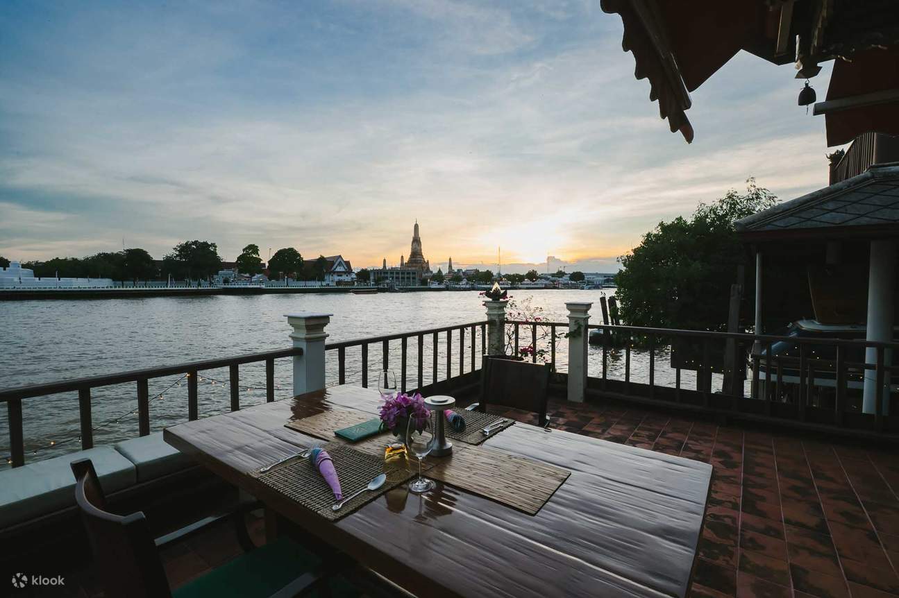 チャクラボンセ・ヴィラズ・リバーサイド・タイ・ダイニング