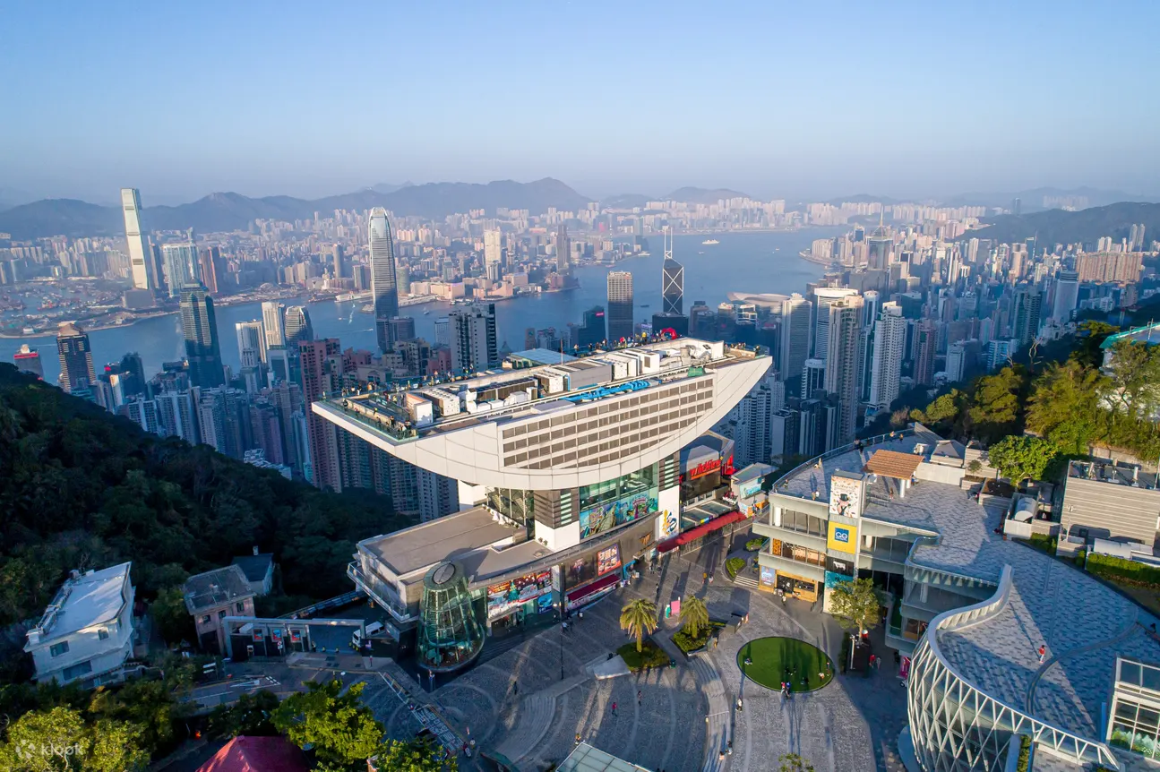 가파른 경사를 오르는 피크트램 안에서 바라본 홍콩 도심의 화려한 스카이라인