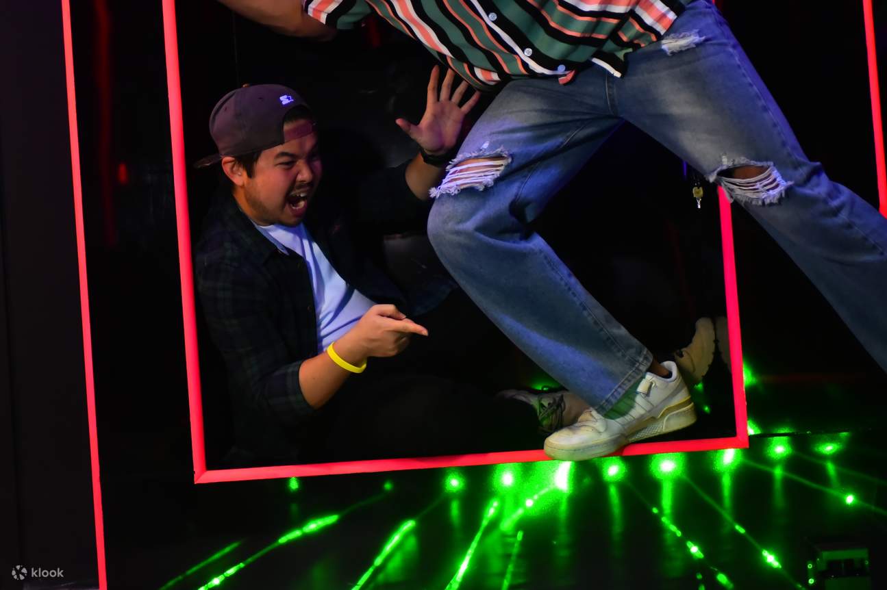 ¡Prueba de velocidad y agilidad! Esquiva láseres y combina colores para mantenerte con vida.