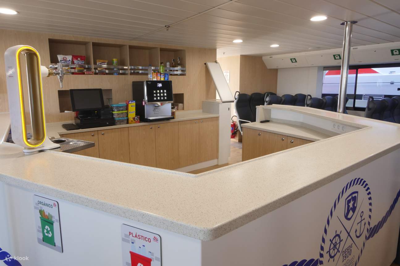 Zur Ausstattung der Fähre gehören bequeme Sitzgelegenheiten, kostenloses WLAN, Toiletten und eine Snackbar.