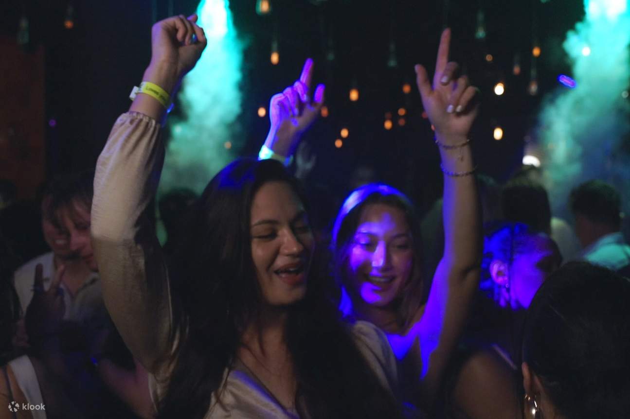 Bebaskan diri dalam kehidupan malam Amsterdam dan nikmati akses ke klub-klub terpopuler di kota ini