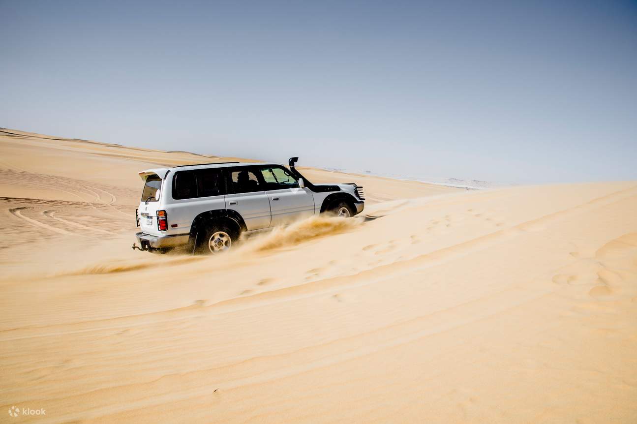 gundukan pasir putih berukuran 4x4 melintasi gurun
