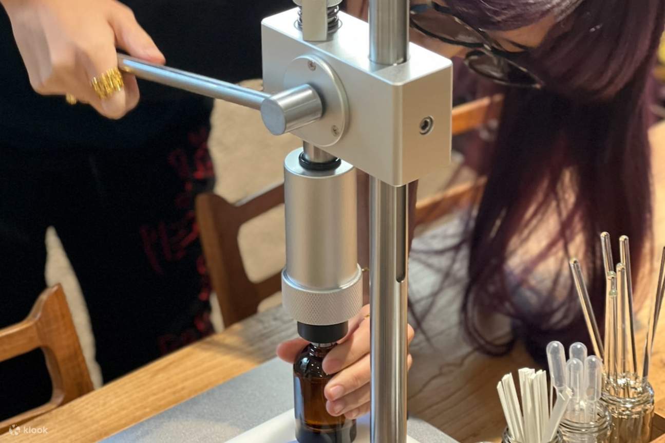 Imbottiglia il tuo profumo e sigilla con lo strumento di tappatura