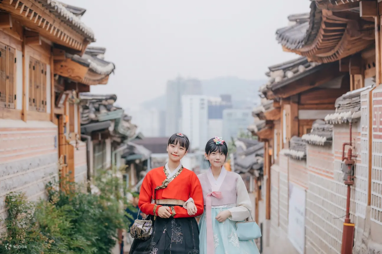 2 người phụ nữ với hanbok và phụ kiện tóc