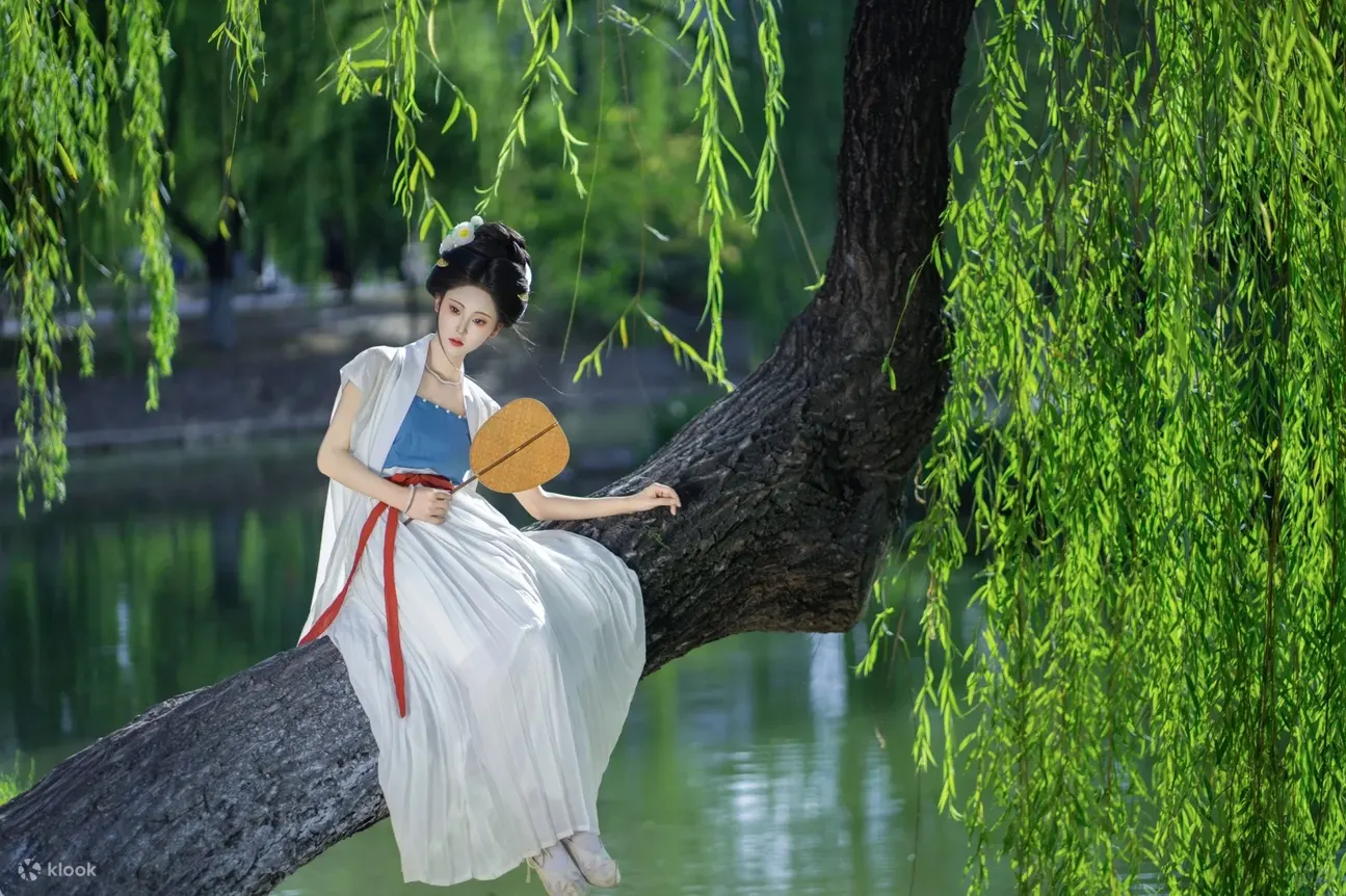 园林中，小桥流水，曲径通幽，汉服的飘逸与自然的灵动在此完美融合。您可以在桥上驻足，感受水波荡漾的温柔；也可以在花丛中轻舞，让裙摆与花瓣共舞。无论是晨曦微露时的朦胧，还是午后阳光下的明媚，这里都是拍摄汉服大片的绝佳场景。
