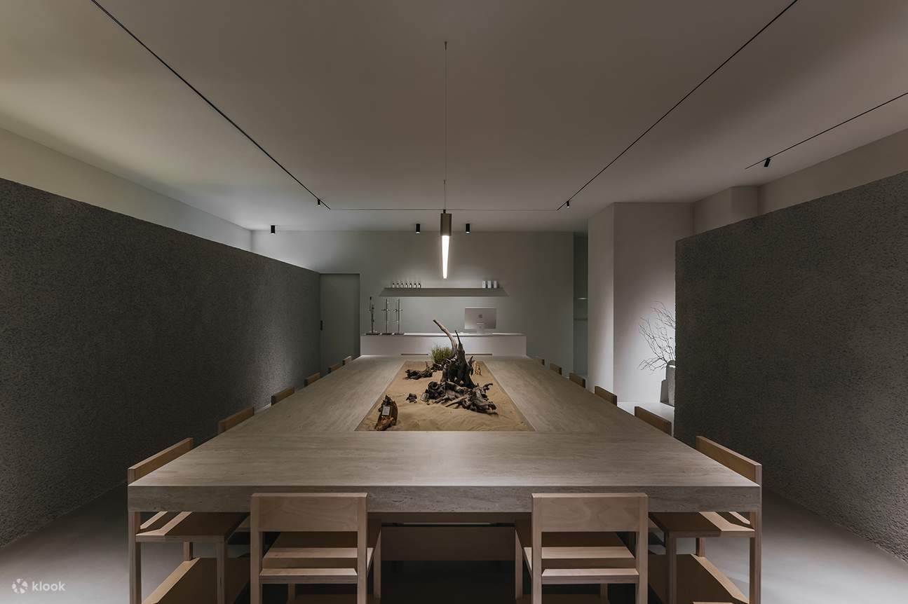 (Creation & Photography Space) Hier kreieren Sie Ihr einzigartiges Parfüm, indem Sie Ihre ausgewählten Düfte mischen. Ihr fertiger Duft wird dann als Ihr erstes Meisterwerk im atemberaubenden zentralen Gartenraum fotografisch festgehalten.