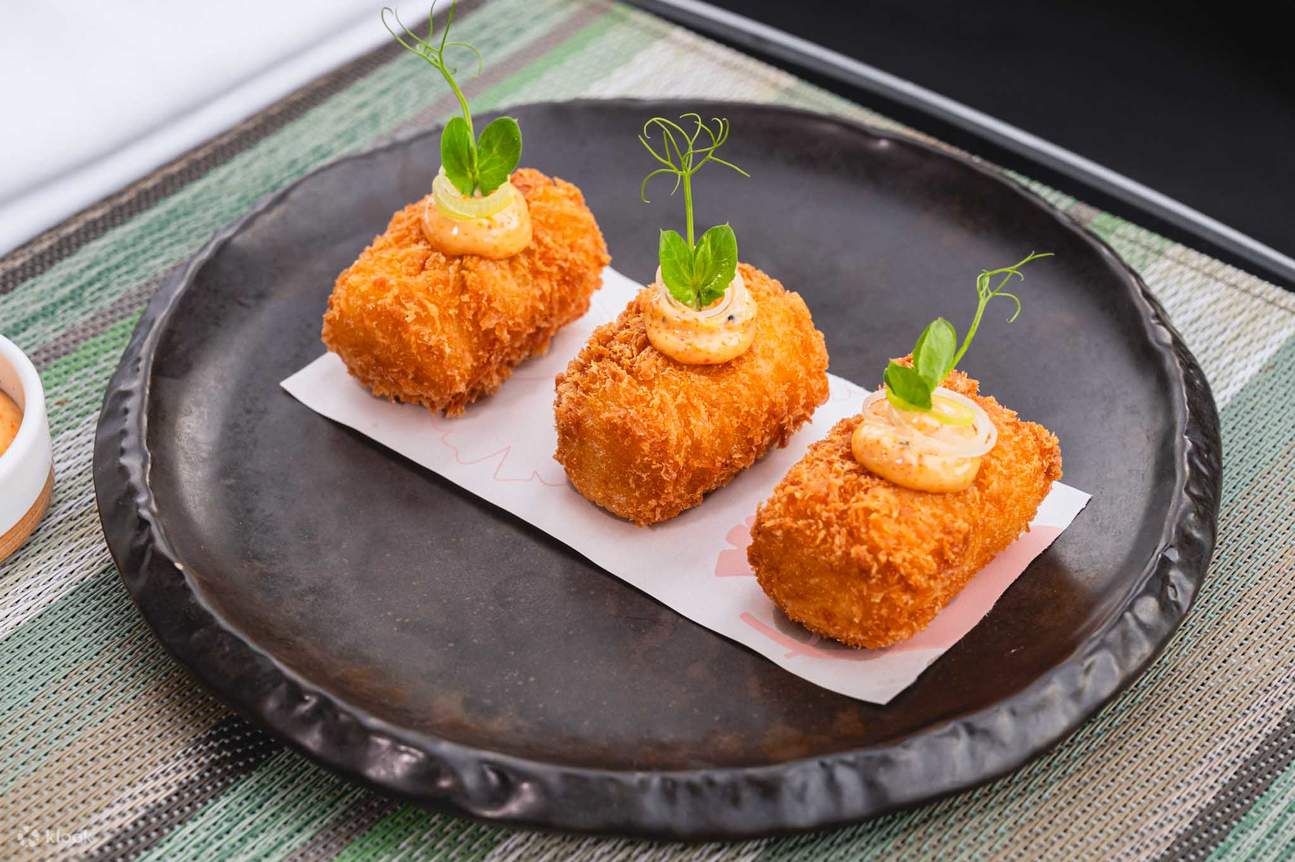 Ресторан и бар на крыше Up & Above в отеле The Okura Prestige Bangkok