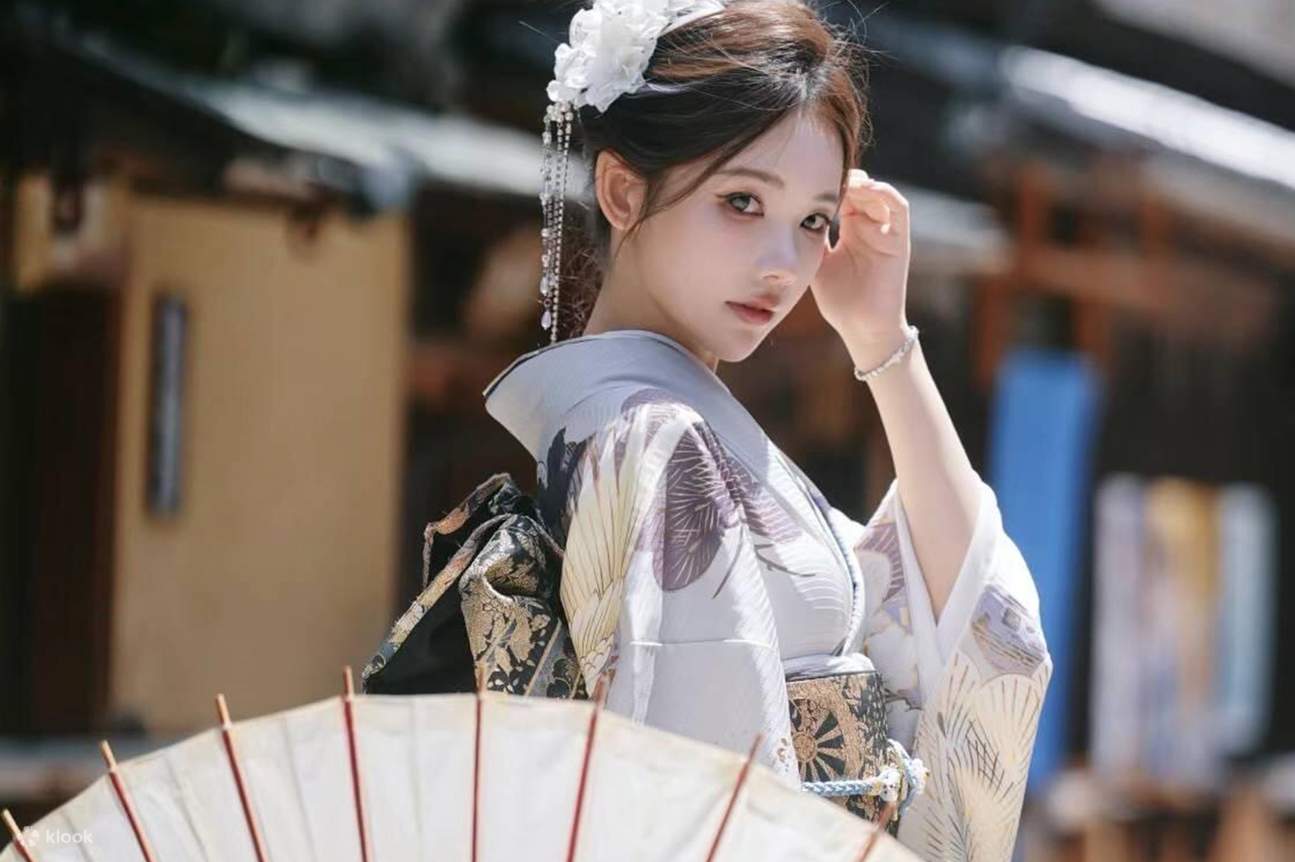 Pilih kimono dan obi yang indah dari paket yang dipesan, dan dapatkan bantuan dari staf profesional untuk berpakaian dan menata rambut.