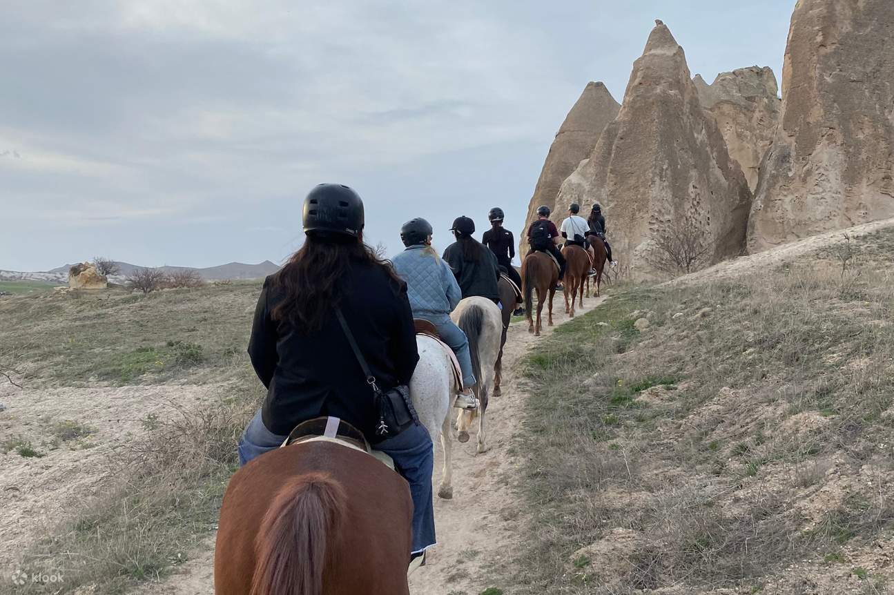 Randonnée guidée à cheval dans les cheminées de fées en Cappadoce