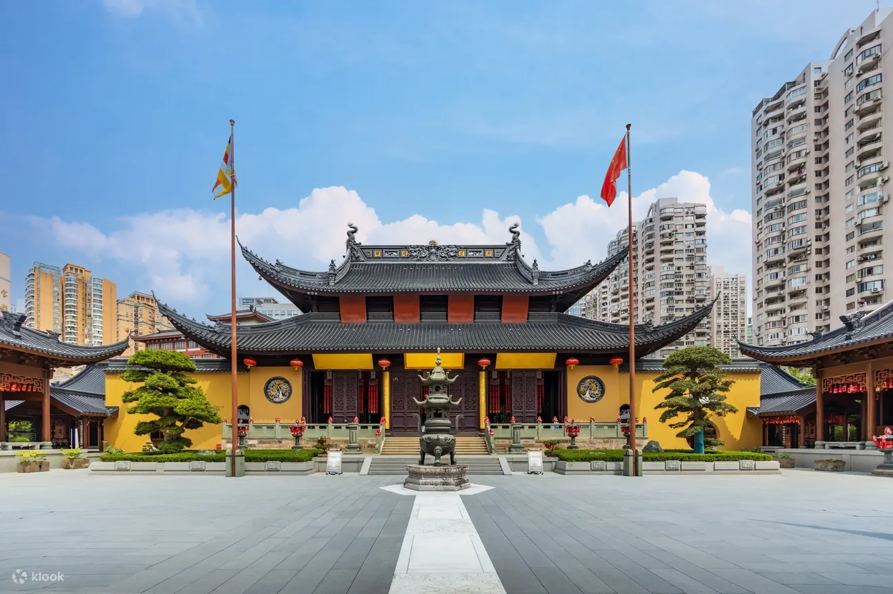 【玉佛禅寺】大雄宝殿是寺庙的核心部分，您可以在此感受庄严肃穆的气氛，并欣赏精美的壁画和雕塑