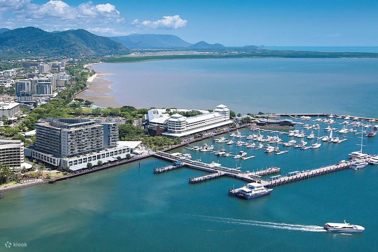 Survolez la ville pittoresque de Cairns, avec ses nombreux hôtels et restaurants emblématiques le long du front de mer.