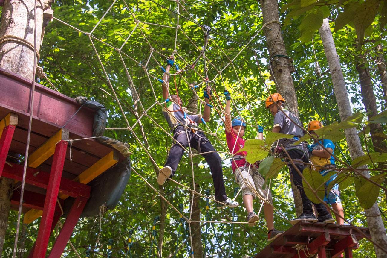 trẻ em và người hướng dẫn leo dây aonang fiore resort