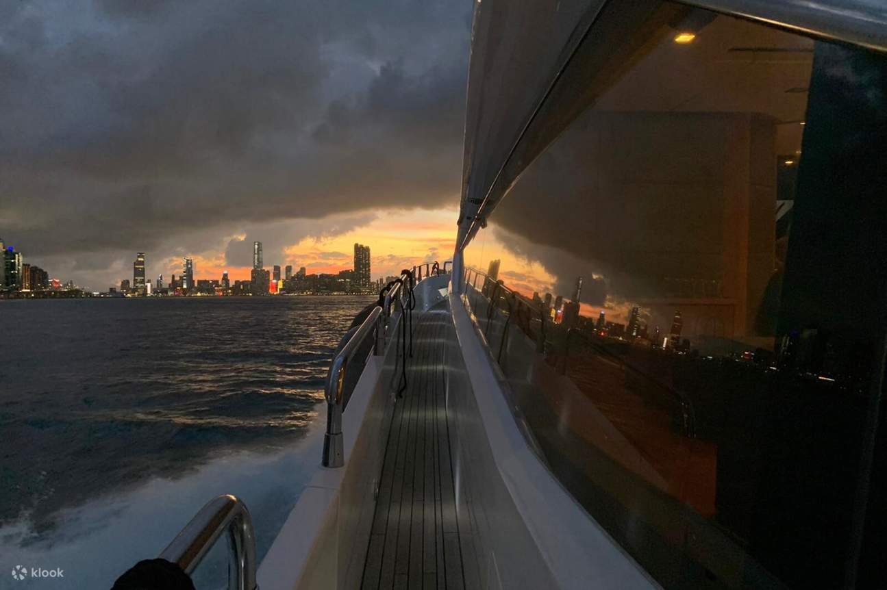 판타지 스타 체이서 빅토리아 하버 야경 크루즈 (무제한 스낵과 음료 + 사진 촬영 포함)