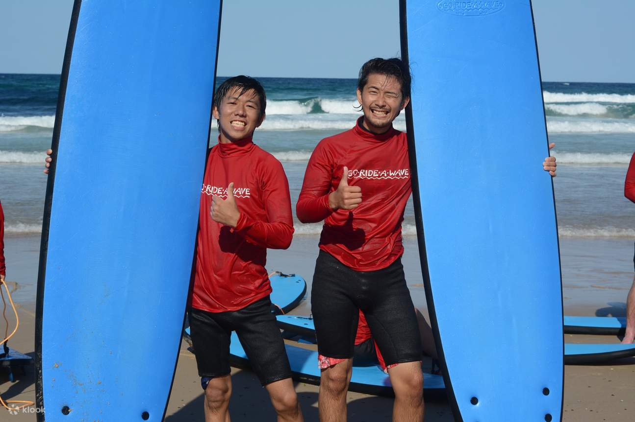 在黄金海岸学习冲浪，还有双语导览员随时提供协助