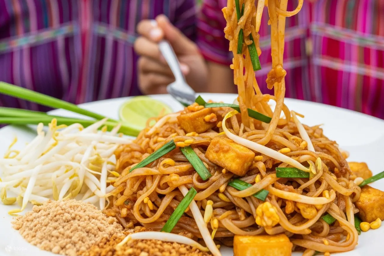 享用一盘美味的经典泰式炒河粉