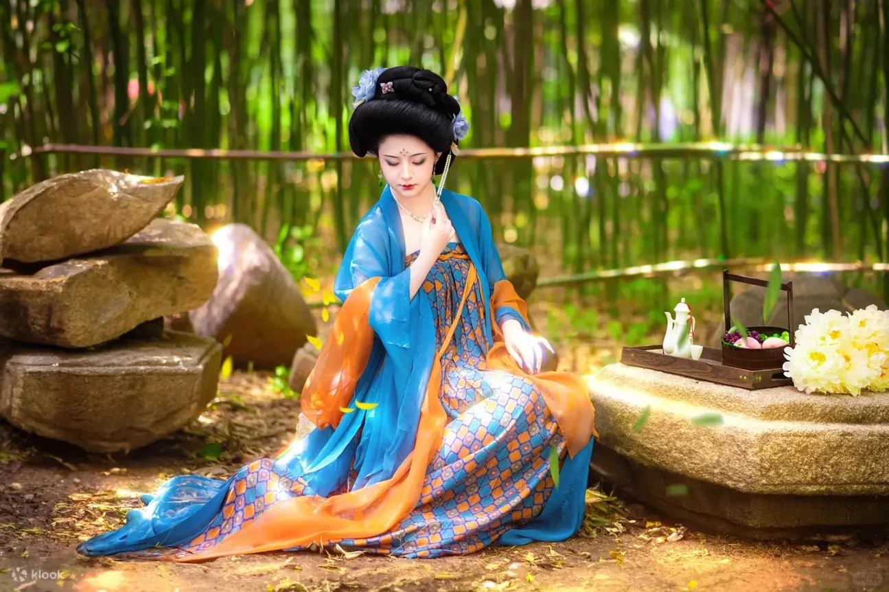 穿上汉服，仿佛推开了一扇通往历史的大门，瞬间穿越时空，回到了那个诗意盎然的时代。衣袂轻扬间，宽袖如云，裙裾似水，每一针每一线都诉说着千年的故事。唐风襦裙的华丽雍容，宋制褙子的清雅婉约，明式长袍的端庄大气，都在这一刻与您的身姿完美契合。