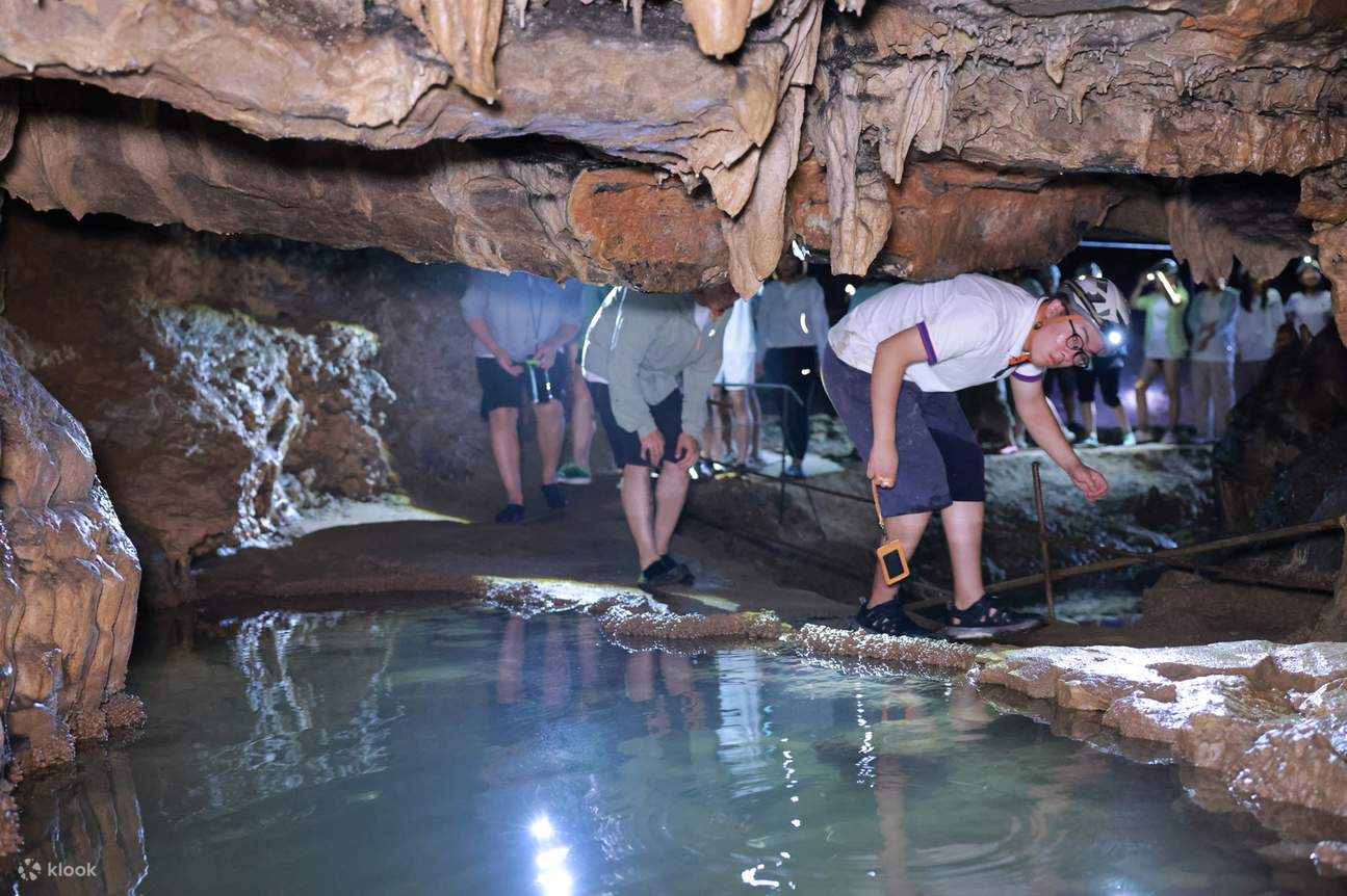 岩壁上的 “石幔” 如瀑布倾泻，褶皱间藏着亿年水流冲刷的痕迹