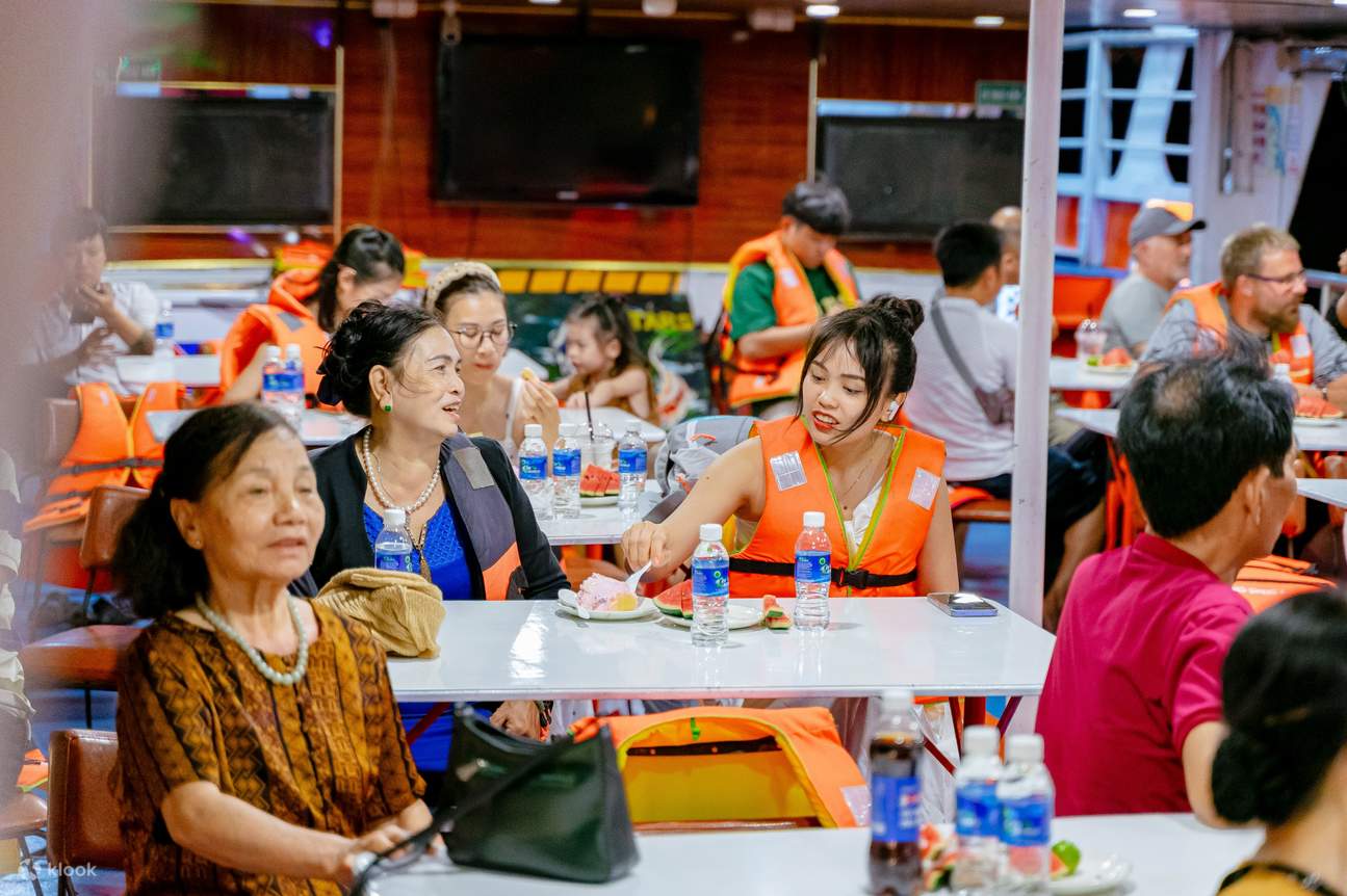 Explore el río Han de noche en el crucero 7STARS Da Nang