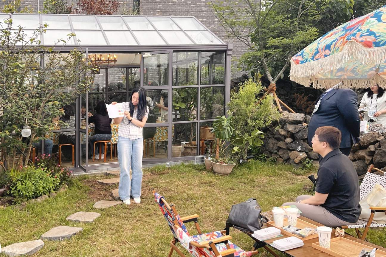 Participants share the colors they have created, exchanging perspectives and interpretations.