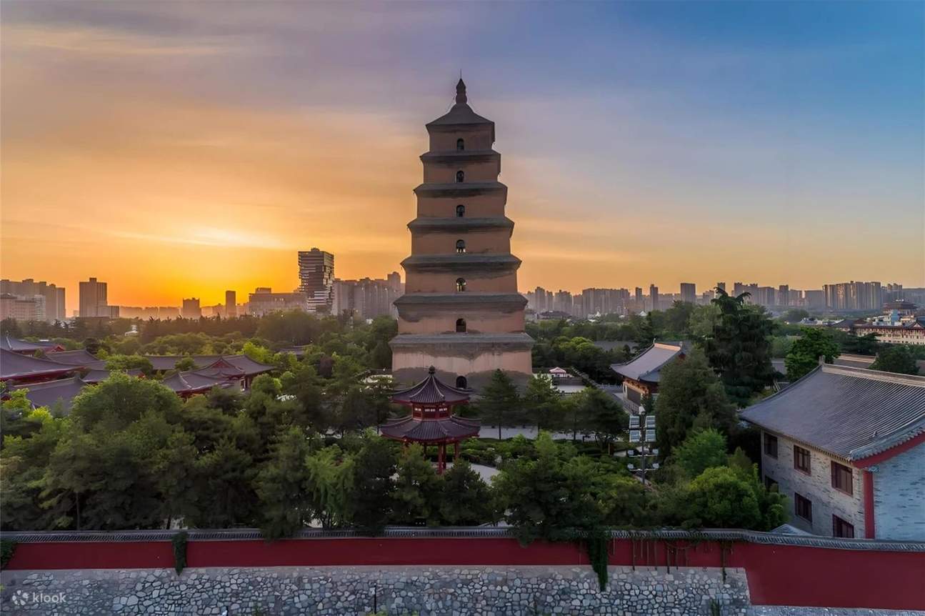 小雁塔始建于唐中宗景龙年间， 现存15层，高43.3米，被誉为唐代密檐式方形砖塔的典范之作，1961 年被国务院公布为第一批全国重点文物保护单位，2014年列入《世界遗产名录》。