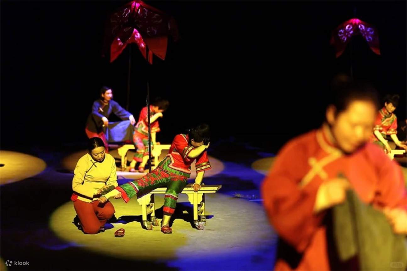 Tangisan Pengantin Perempuan – Mereka membasuh kaki di dalam besen kayu tanpa air. Walaupun wajah mereka tidak kelihatan, anda dapat merasakan kegembiraan dan ketakutan mereka sebelum berkahwin. Mereka mula menyanyi: Ayahku, ibuku, hanya selepas berkahwin