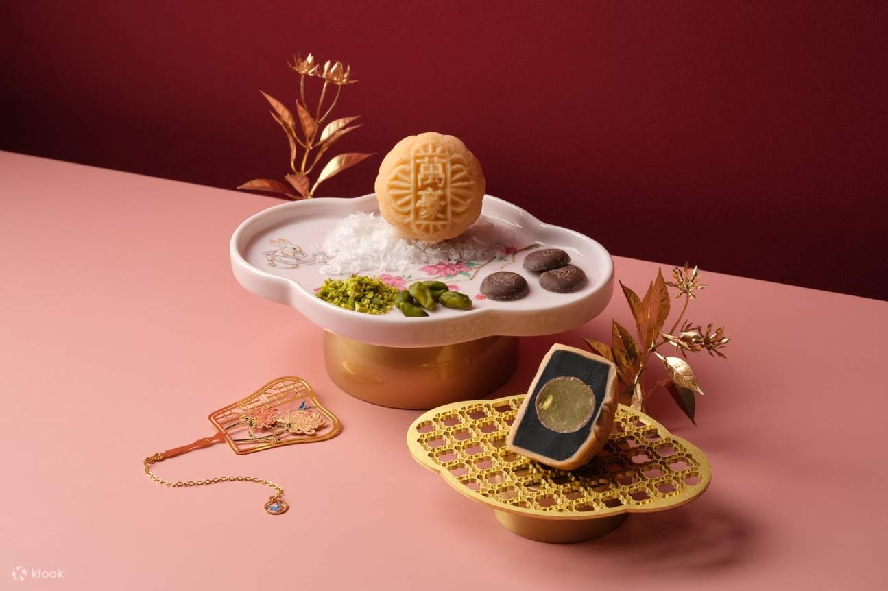 准备迎接一场非凡的味觉飨宴！我们的海盐巧克力月饼，内藏令人惊喜的开心果与酸甜金桔果仁糖夹心。大胆融合了甜、咸、酸的风味，保证让您一口接一口，欲罢不能。