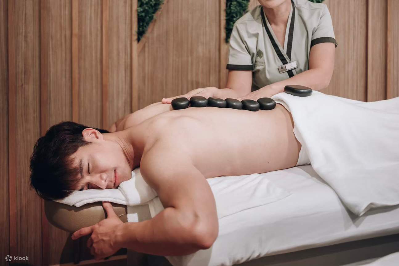 Rilassati e rigenerati in una stanza privata dall'ambiente naturale.