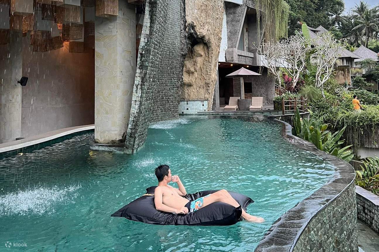 Bersantai dalam suasana damai pelukan sambil menikmati hutan yang subur, pelarian terbaik untuk minda, badan dan jiwa