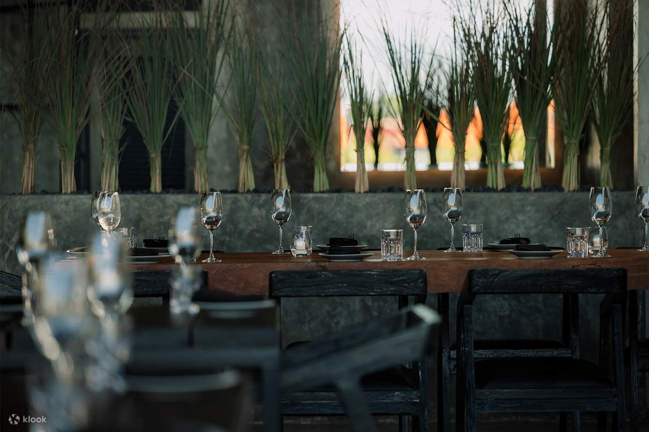Step into Bali’s favorite steakhouse and soak up the bright lunch atmosphere — perfect for business meetups, casual gatherings, or simply treating yourself mid-day.