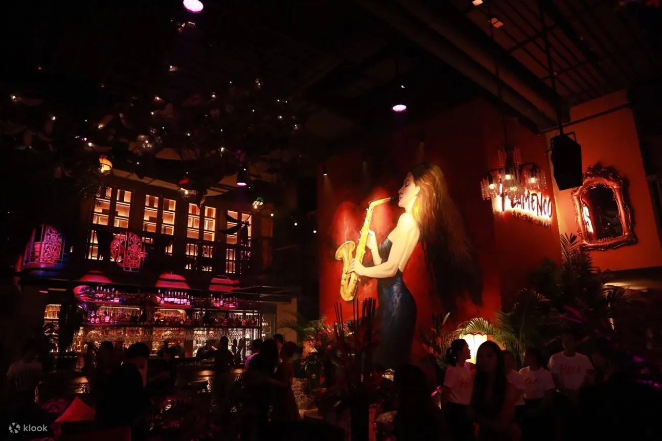 EmQuartier 的 Flamenco Sky Bar & Lounge 拉丁主题屋顶体验