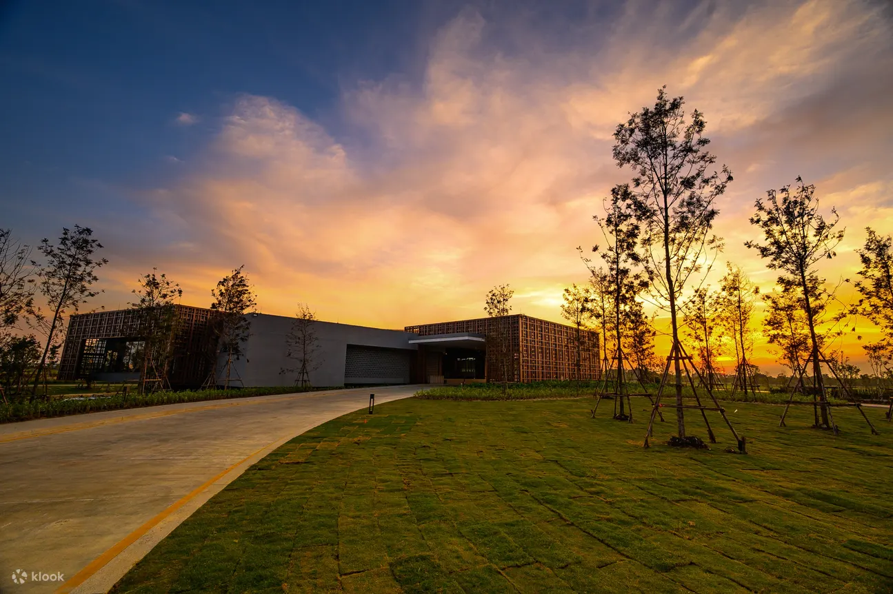 球道平缓，带有柔和的起伏坡度。