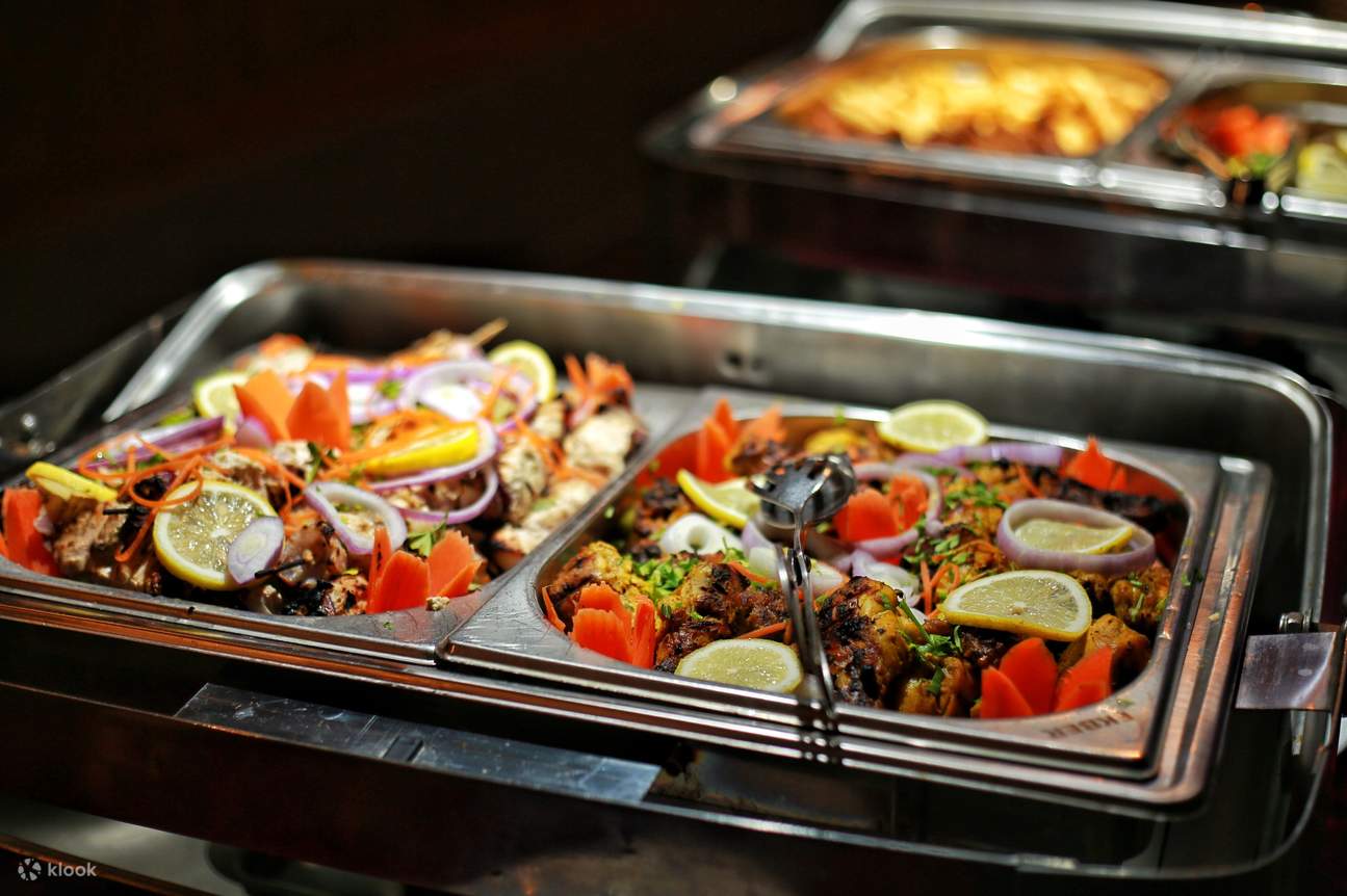 Bufé con variedad de mariscos en el campamento