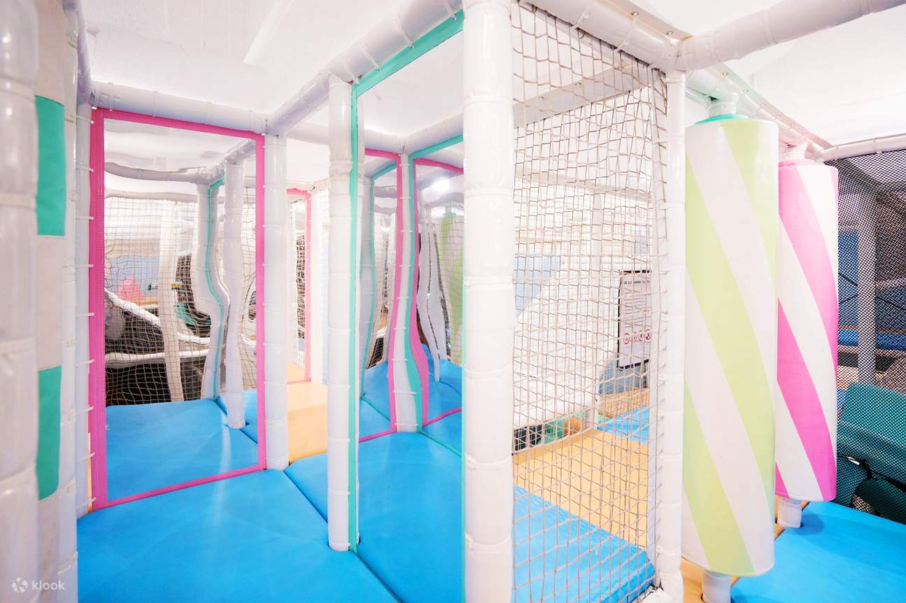 лабиринт в помещении