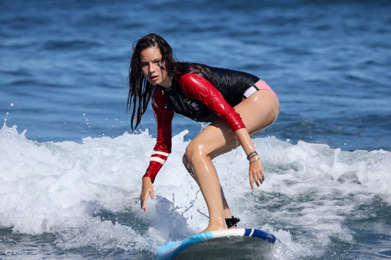 파도에 도전하여 서핑의 스릴과 쾌감을 느껴보세요