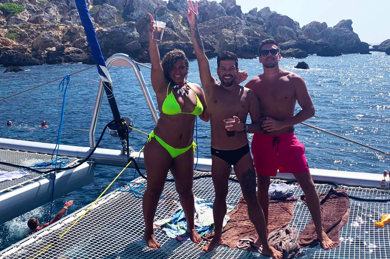 カタマランで水着を着た3人