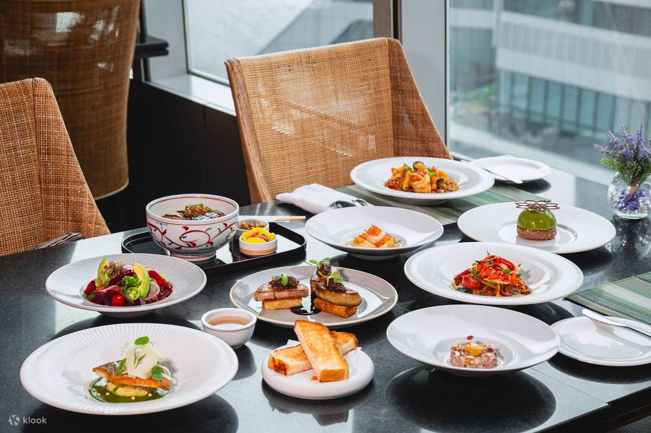 Ресторан и бар на крыше Up & Above в отеле The Okura Prestige Bangkok