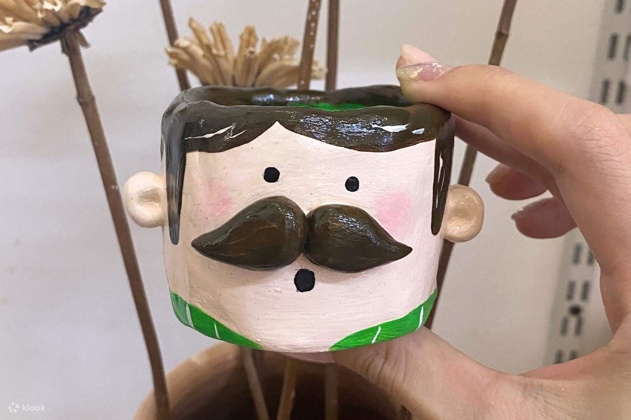 ปั้นดินด้วยมือและขึ้นรูปด้วยแป้นหมุน