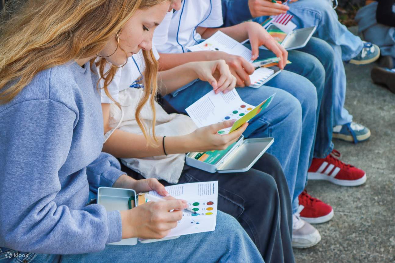 Anda mengubah warna yang ditemukan menjadi palet pribadi, sebuah karya seni kecil yang diresapi dengan angin, cahaya, dan laut Jeju.