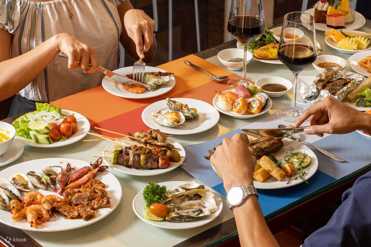 シーフードビュッフェディナー（ニャチャン / Novotel Nha Trang提供）