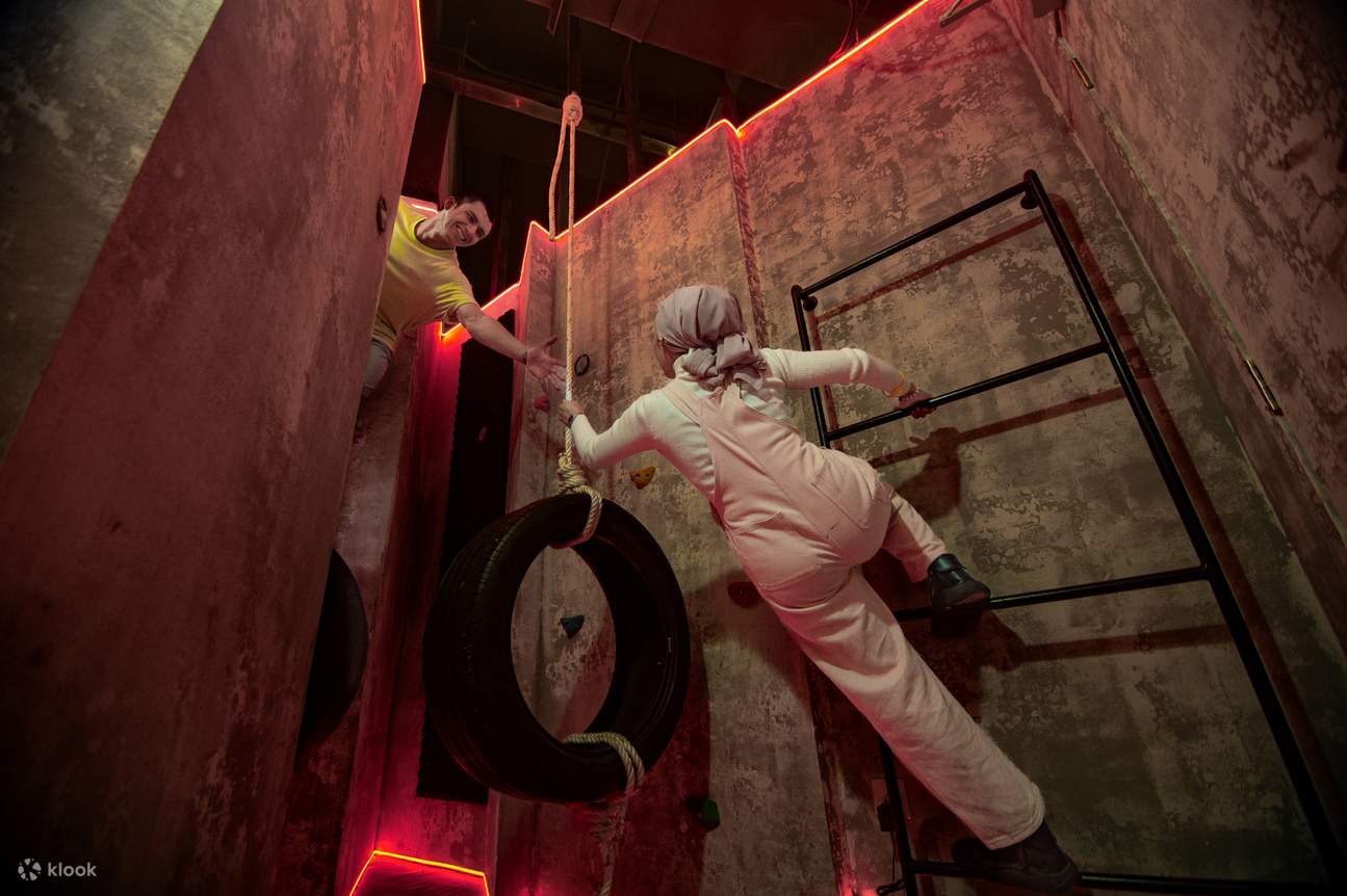 ¡El suelo es lava! Balancéate, cuélgate y trepa para sobrevivir al desafío.