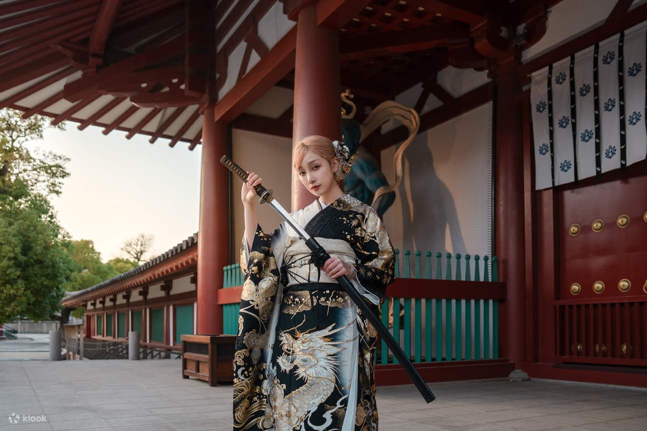 È possibile noleggiare anche kimono Furisode con decorazioni in fili d'oro e d'argento, design formali e materiali di alta qualità!