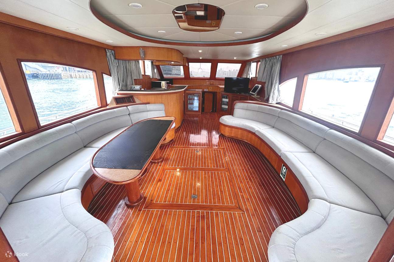 판타지 스타 체이서 빅토리아 하버 야경 크루즈 (무제한 스낵과 음료 + 사진 촬영 포함)