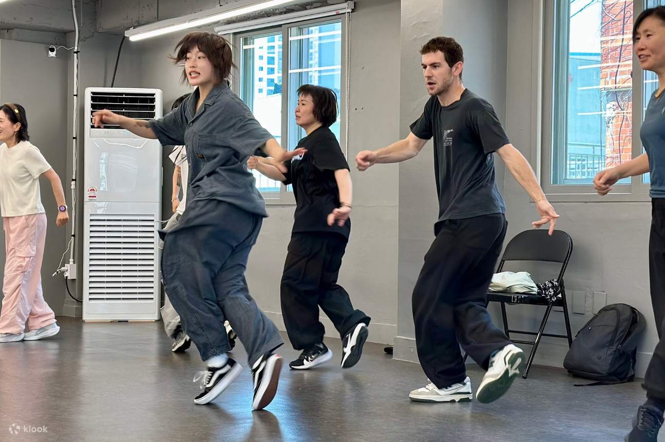 初心者でも安心！経験不問の楽しいクラスで、人気のシャッフルダンスのステップをマスターしましょう。