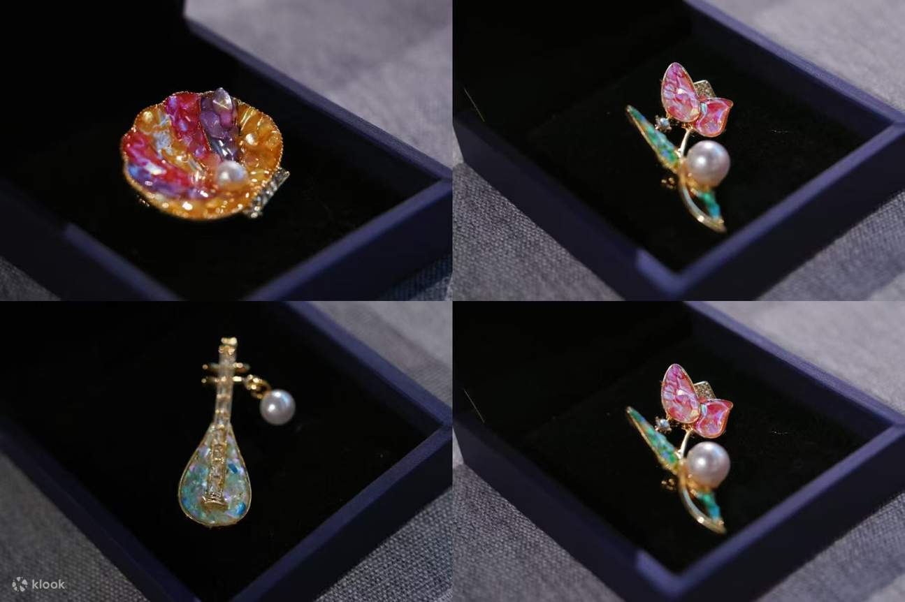 Sur le plan esthétique, grâce à la beauté unique des motifs d'estampage de sceaux en métal et en pierre, il satisfait notre quête de beauté. Qu'il soit associé à des vêtements de style classique ou intégré à des tenues modernes et minimalistes, il peut jo