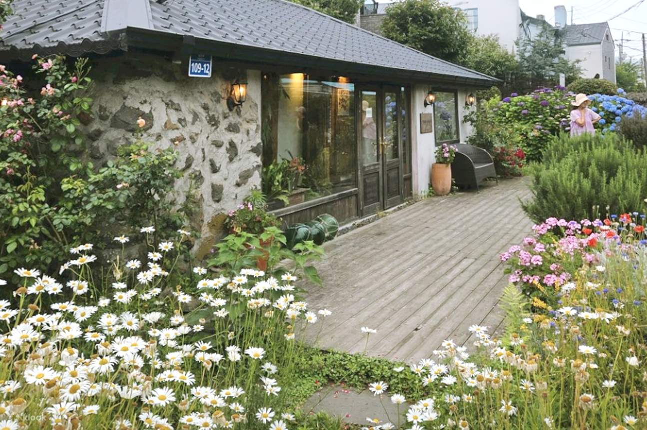 Atelier yang nyaman ini, direnovasi dari rumah pondok tradisional Jeju, dikelilingi oleh bunga-bunga musiman. Saat Anda berjalan-jalan di taman, Anda akan menemukan momen ketika warna-warna alam berubah langsung menjadi seni.